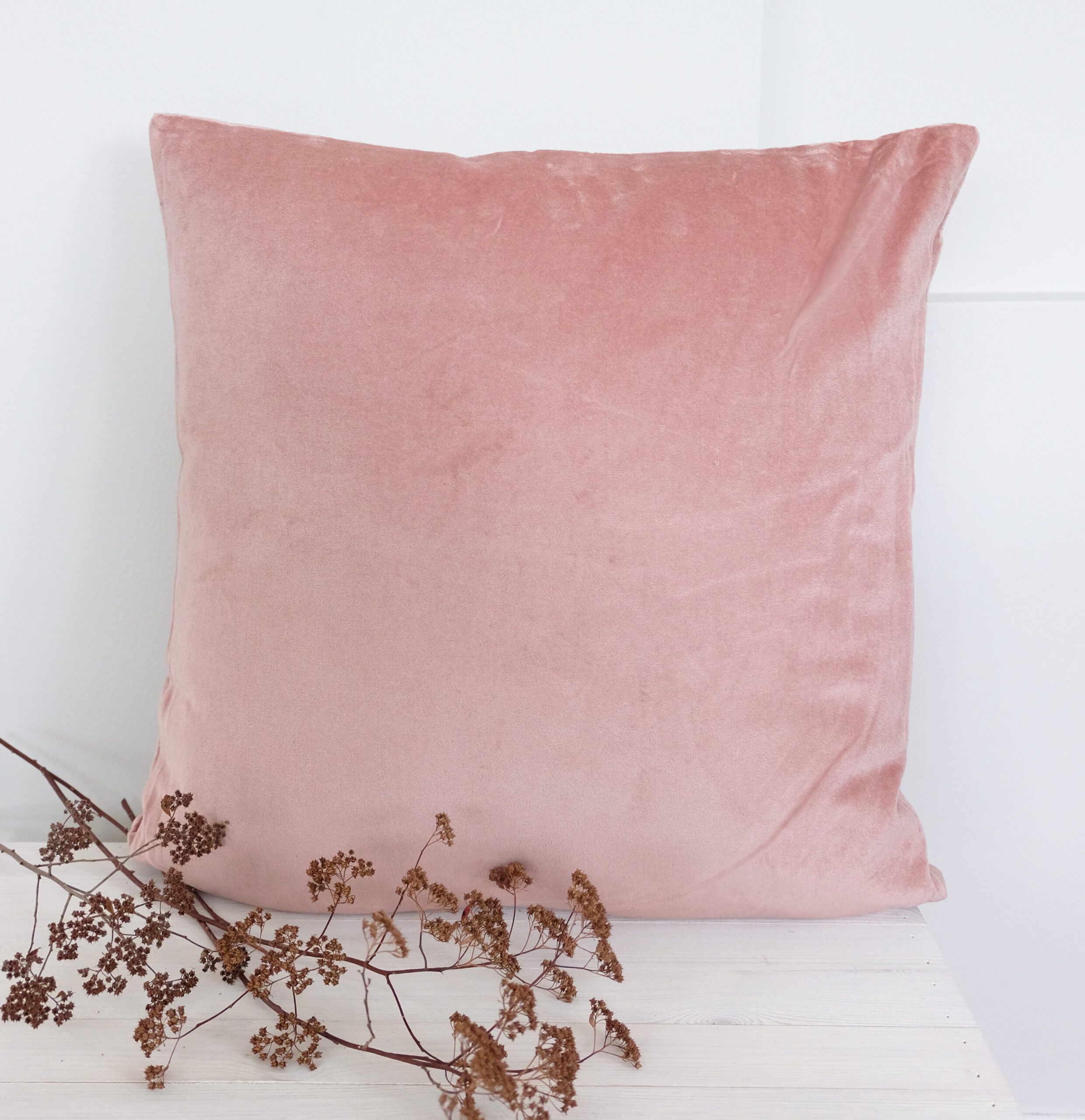 Sisustustyyny samettia vanharoosa