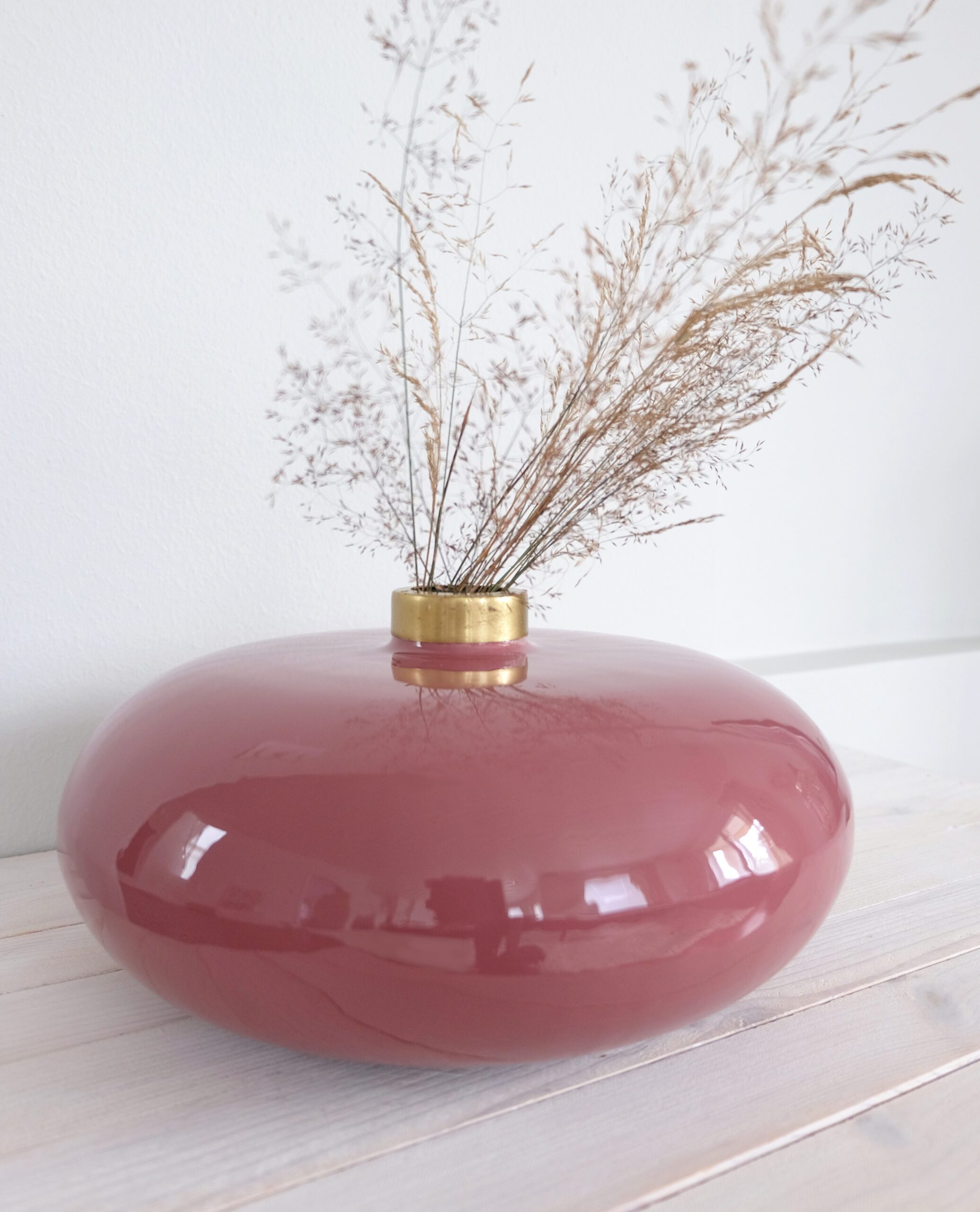 Matala maljakko metallia vanharoosa