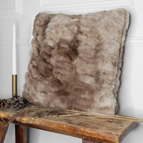 Sisustustyyny pehmeä tekoturkis ruskeankirjava