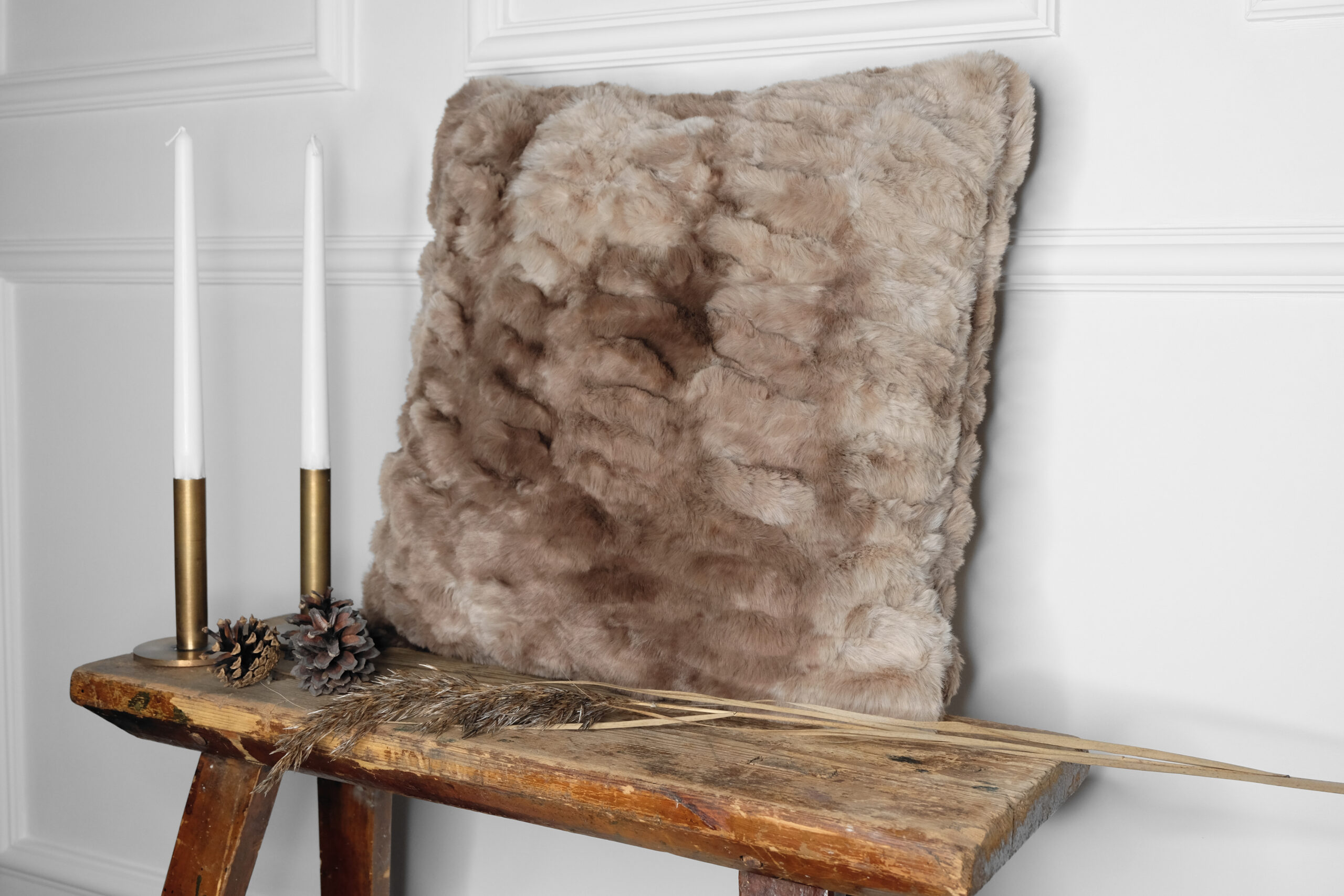 Sisustustyyny pehmeä tekoturkis ruskeankirjava