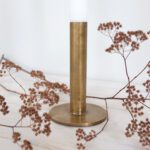 Messinkinen kynttilänjalka pitkälle kynttilälle