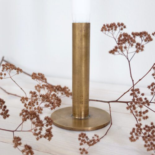 Messinkinen kynttilänjalka pitkälle kynttilälle