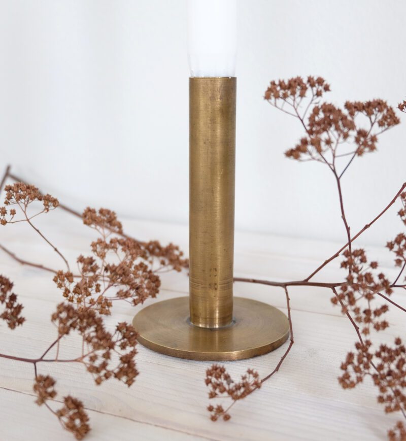 Messinkinen kynttilänjalka pitkälle kynttilälle