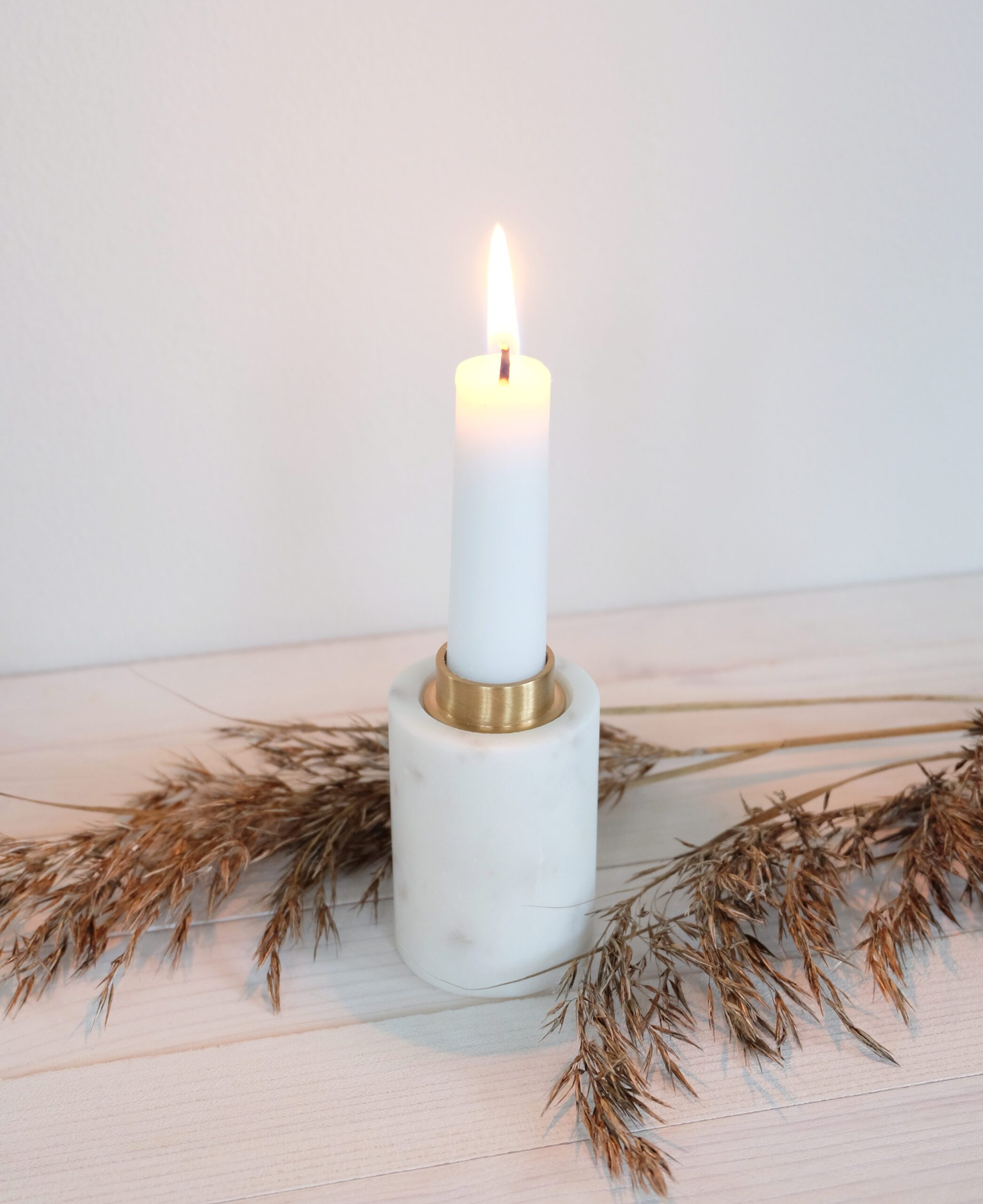 Kynttilänjalka valkoista marmoria pitkälle kynttilälle