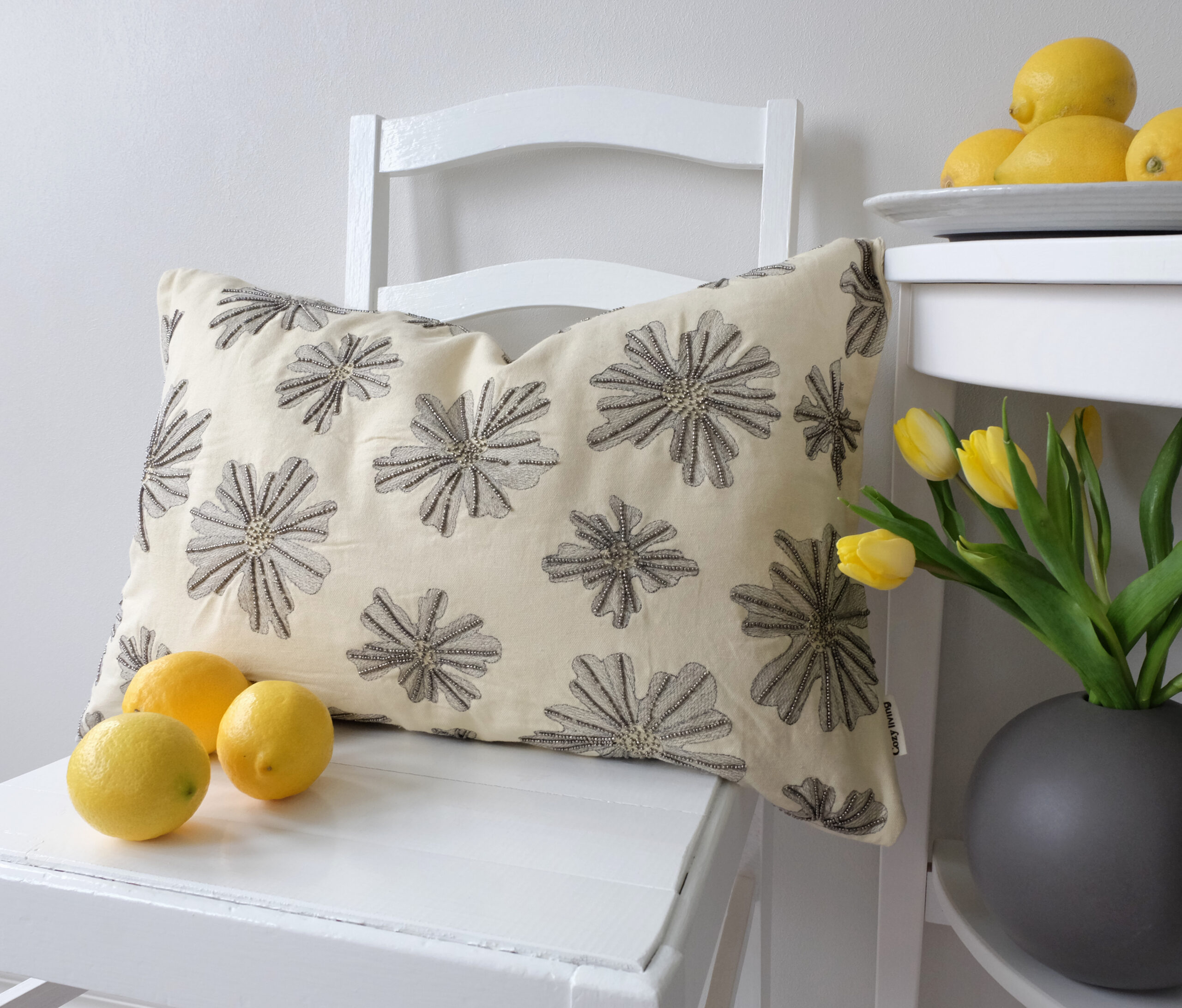 Sisustustyyny helmikirjailtu kukkakuvio vaaleankeltainen Cozy Living