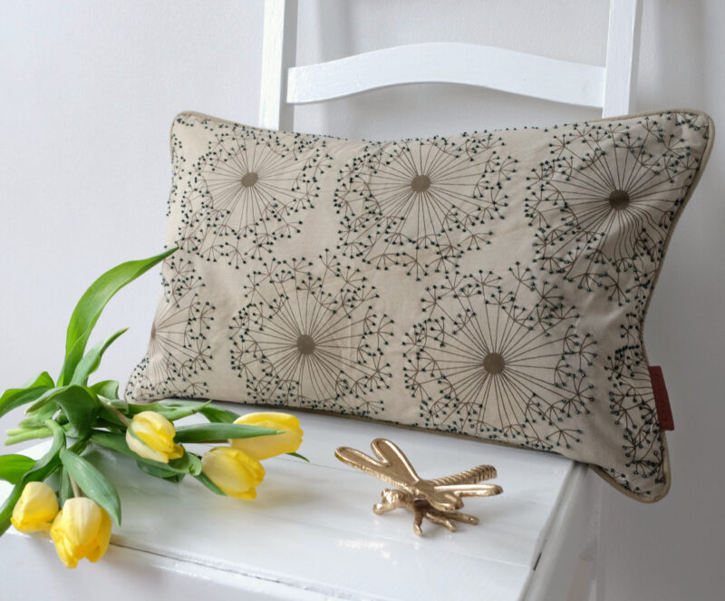 Sisustustyyny kukkakuvioitu 30x50 cm Cozy Living