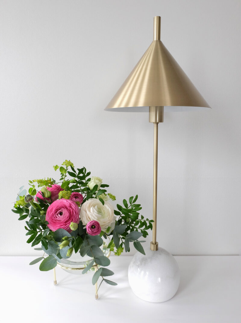 Pöytävalaisin kaartio valkoinen marmorijalka