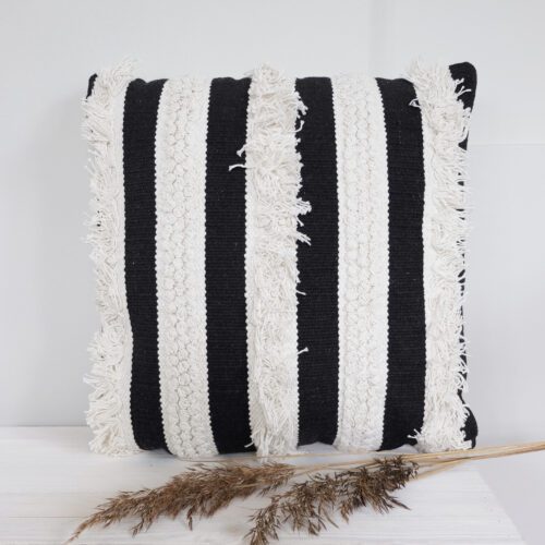 Sisustustyyny mustavalkoinen raidallinen