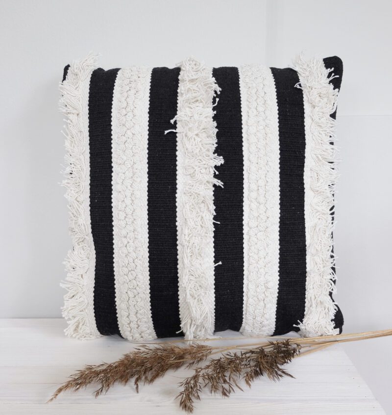 Sisustustyyny mustavalkoinen raidallinen