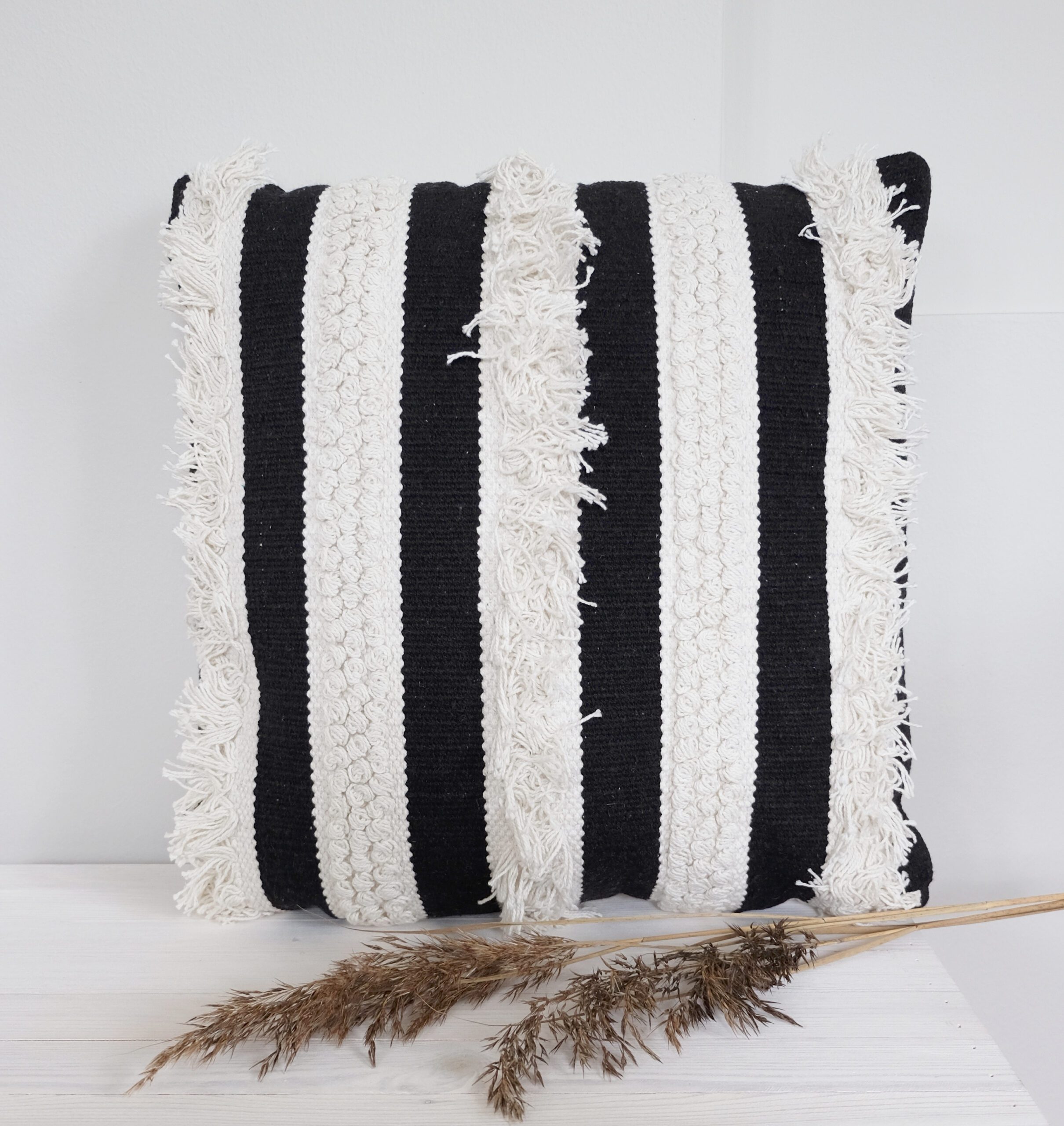 Sisustustyyny mustavalkoinen raidallinen