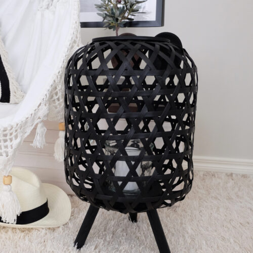 Musta kolmijalkainen kynttilälyhty