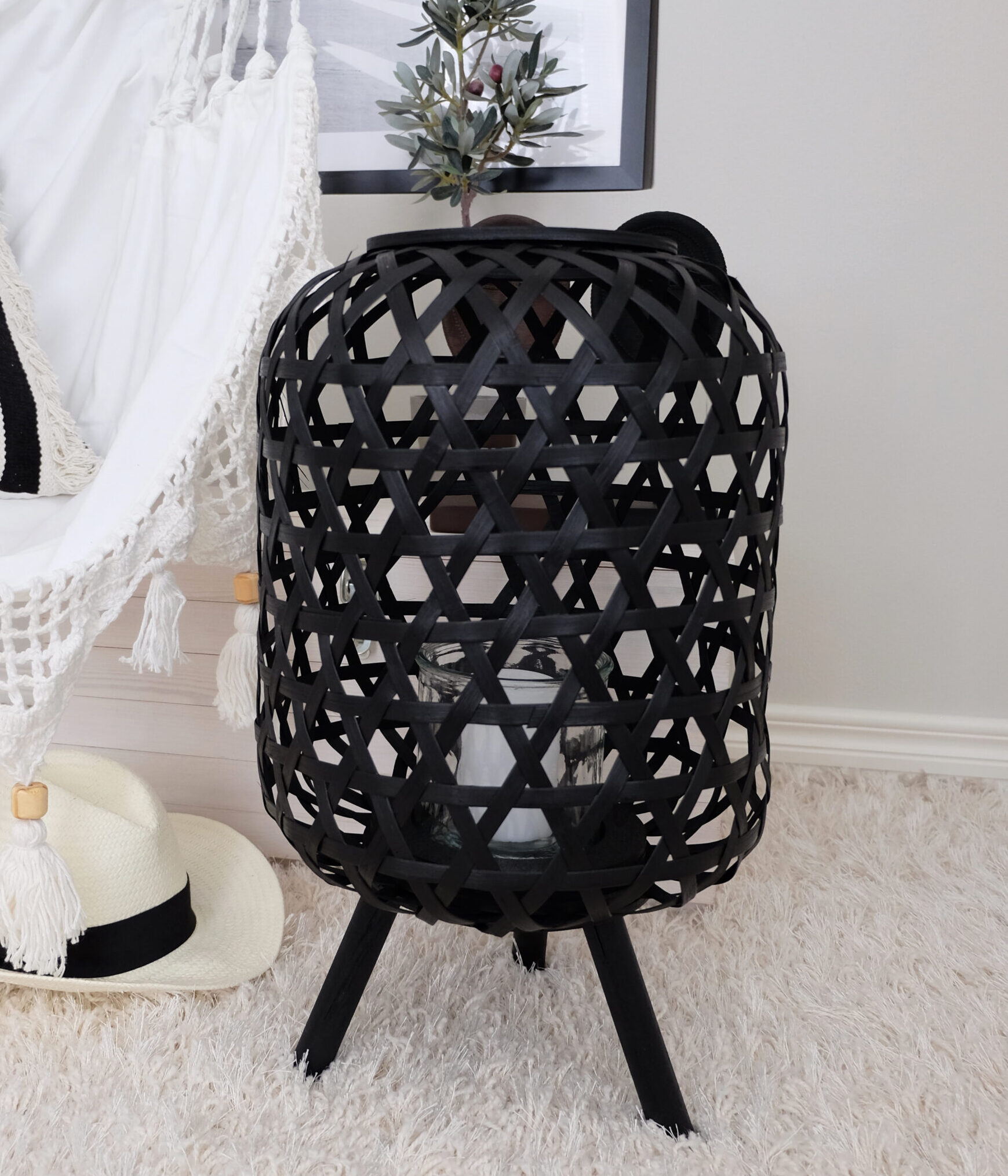 Musta kolmijalkainen kynttilälyhty