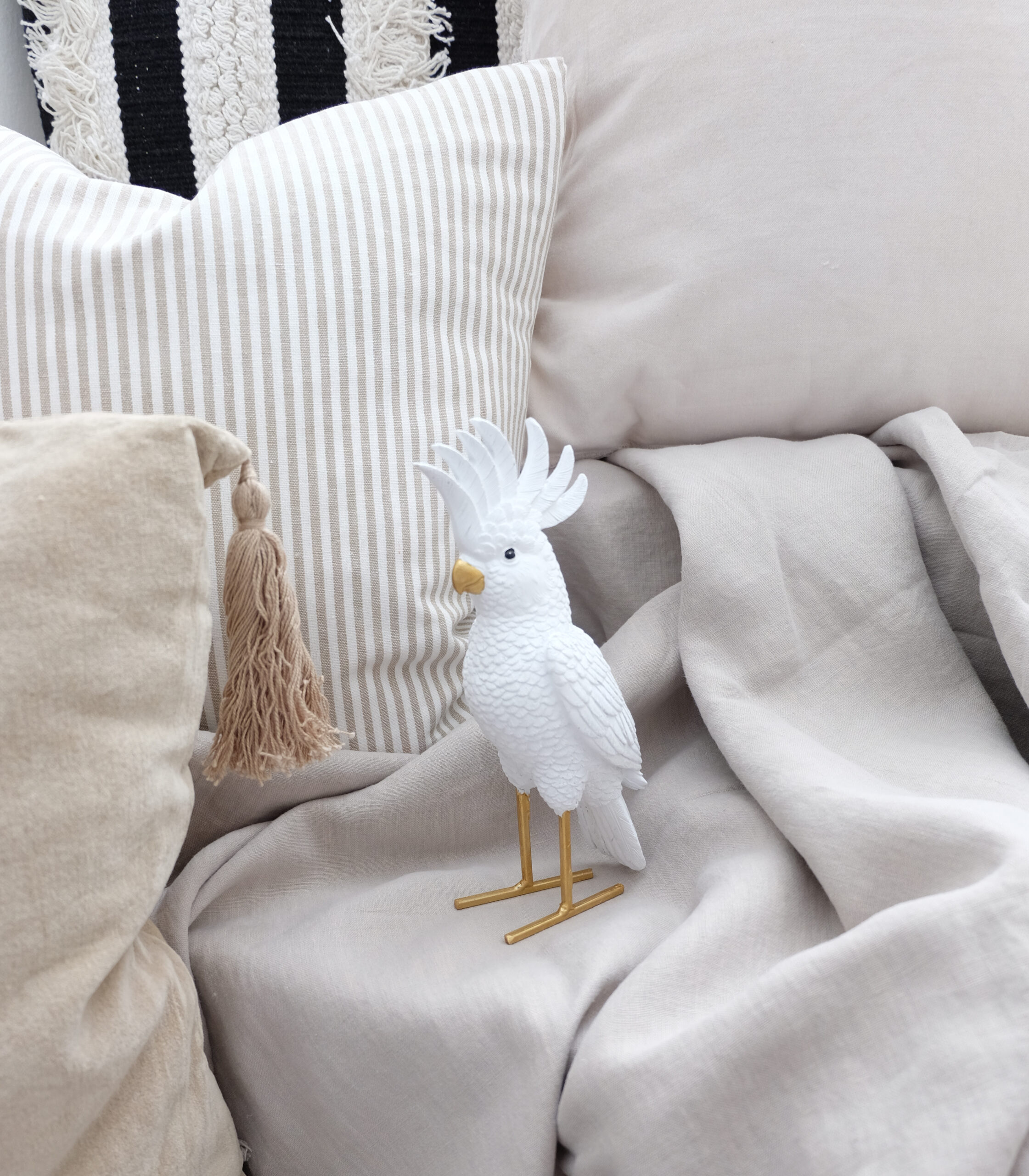 Pöytäkoriste lintu valkoinen