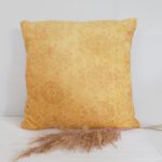 Okranvärinen sisustustyyny kuvio