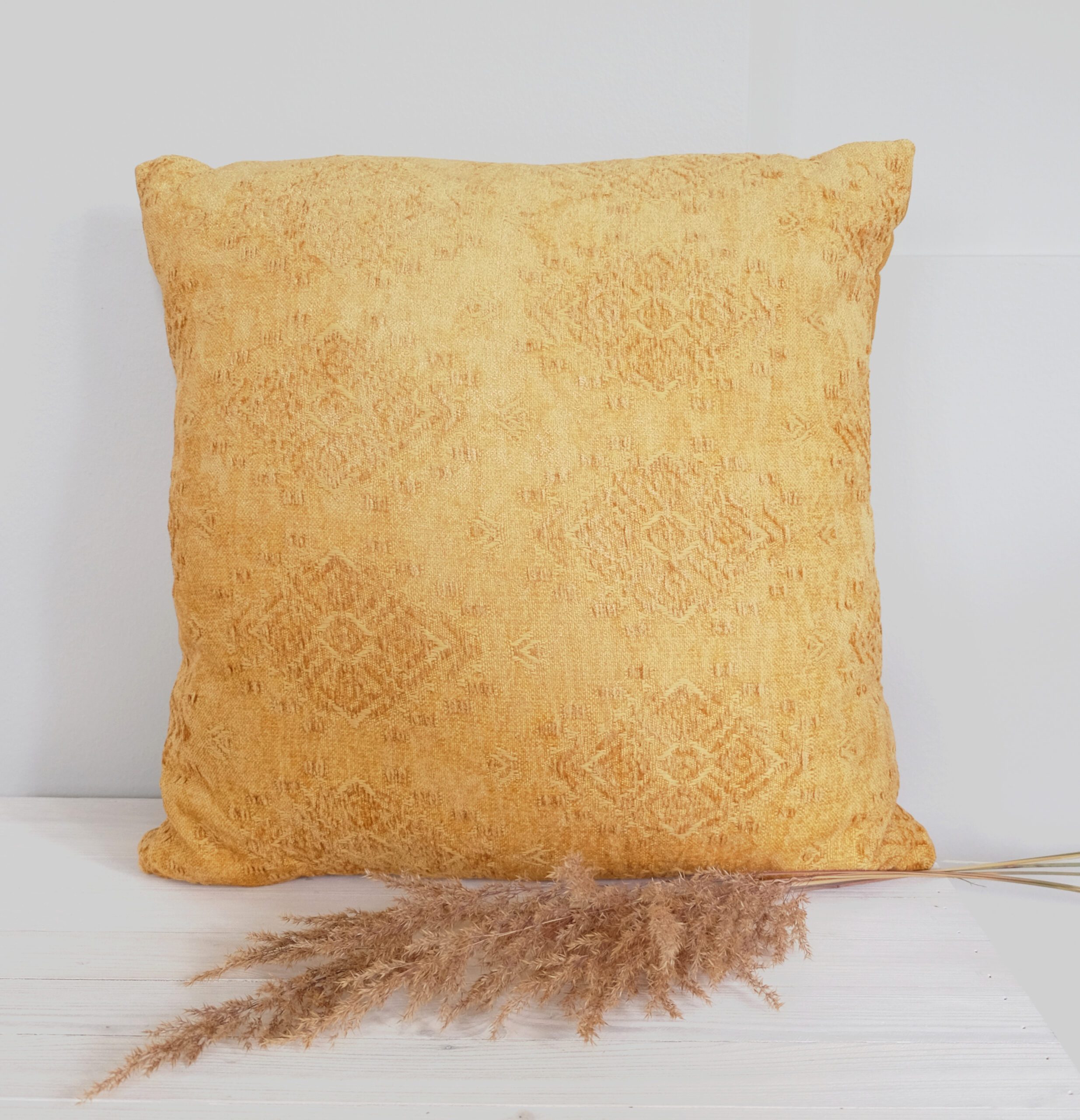 Okranvärinen sisustustyyny kuvio