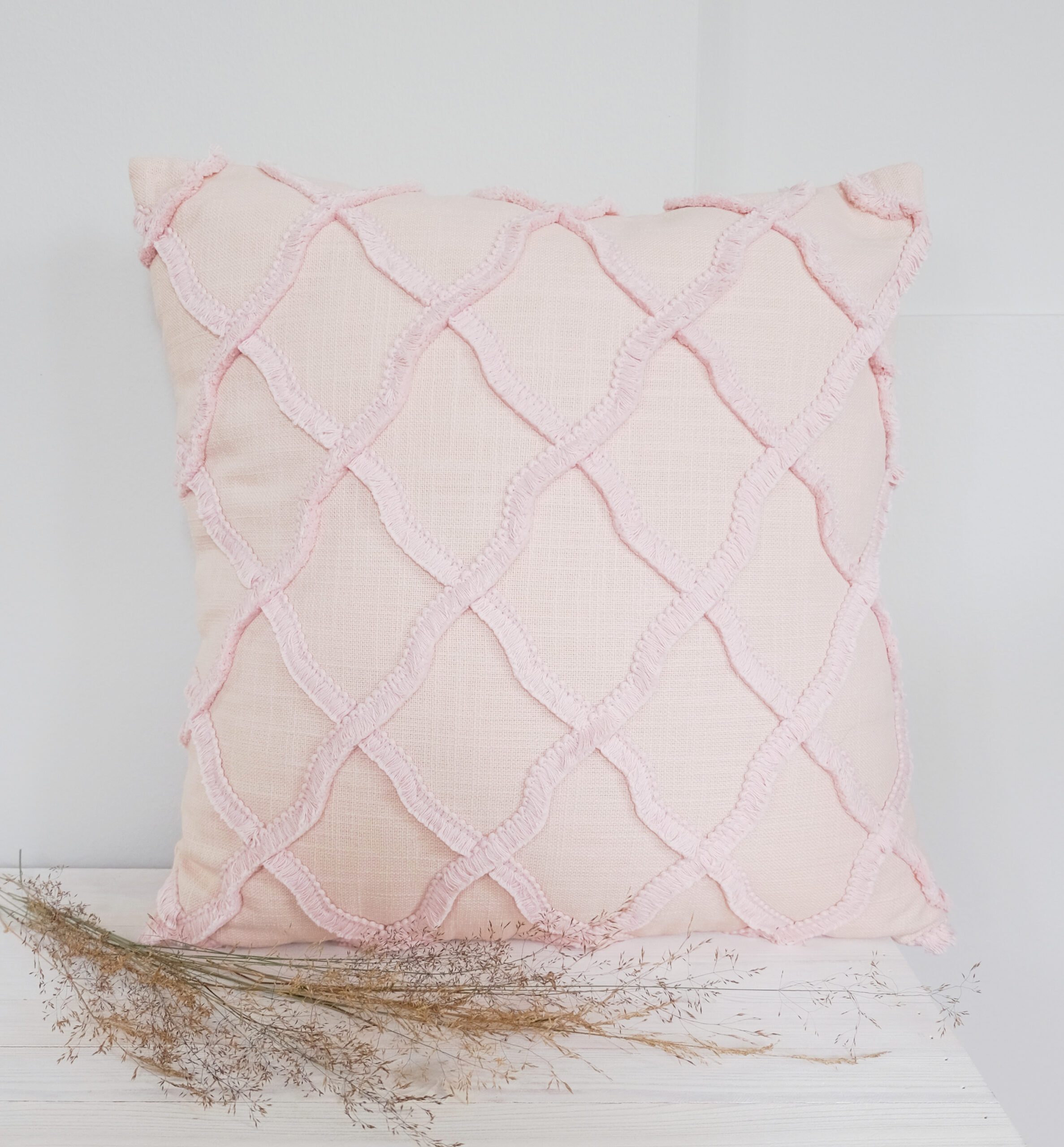 Sisustustyyny vaaleanpunainen nauhakoriste