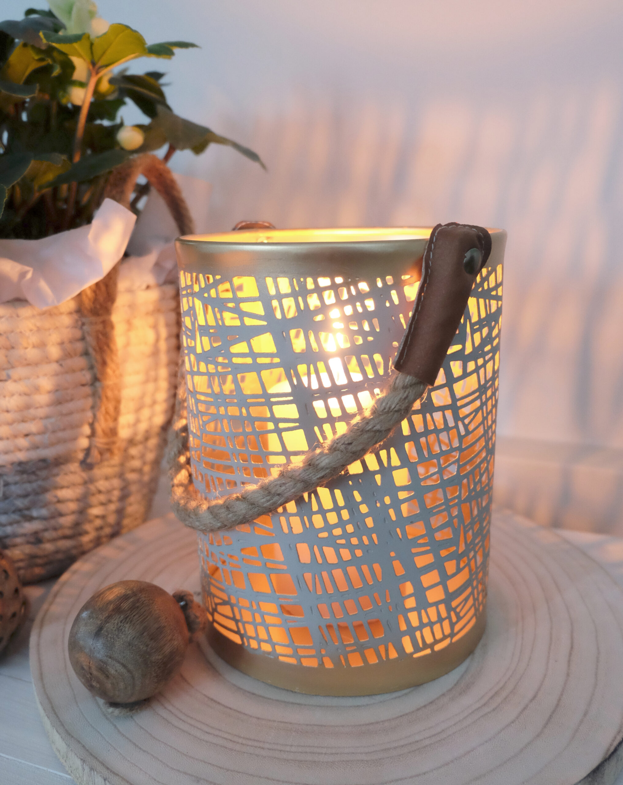 Kynttilälyhty metallia kulta