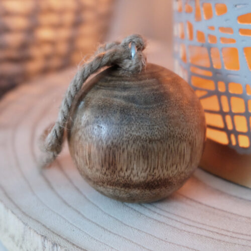 Puinen koristepallo ruskea