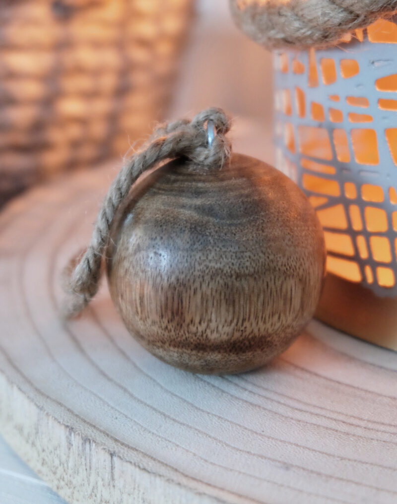 Puinen koristepallo ruskea