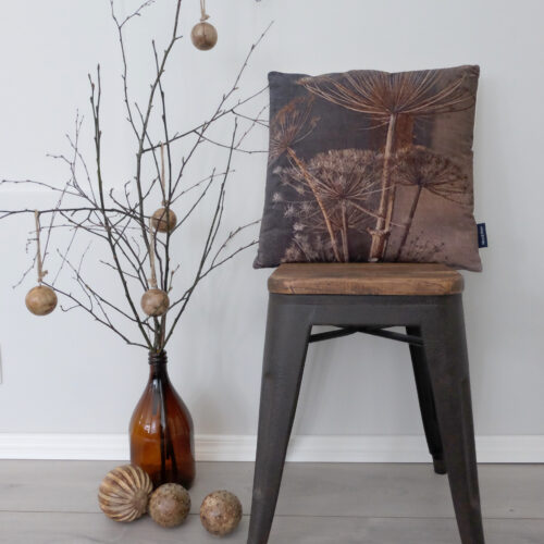 Sisustustyyny ruskea samettia kasviaiheinen printti