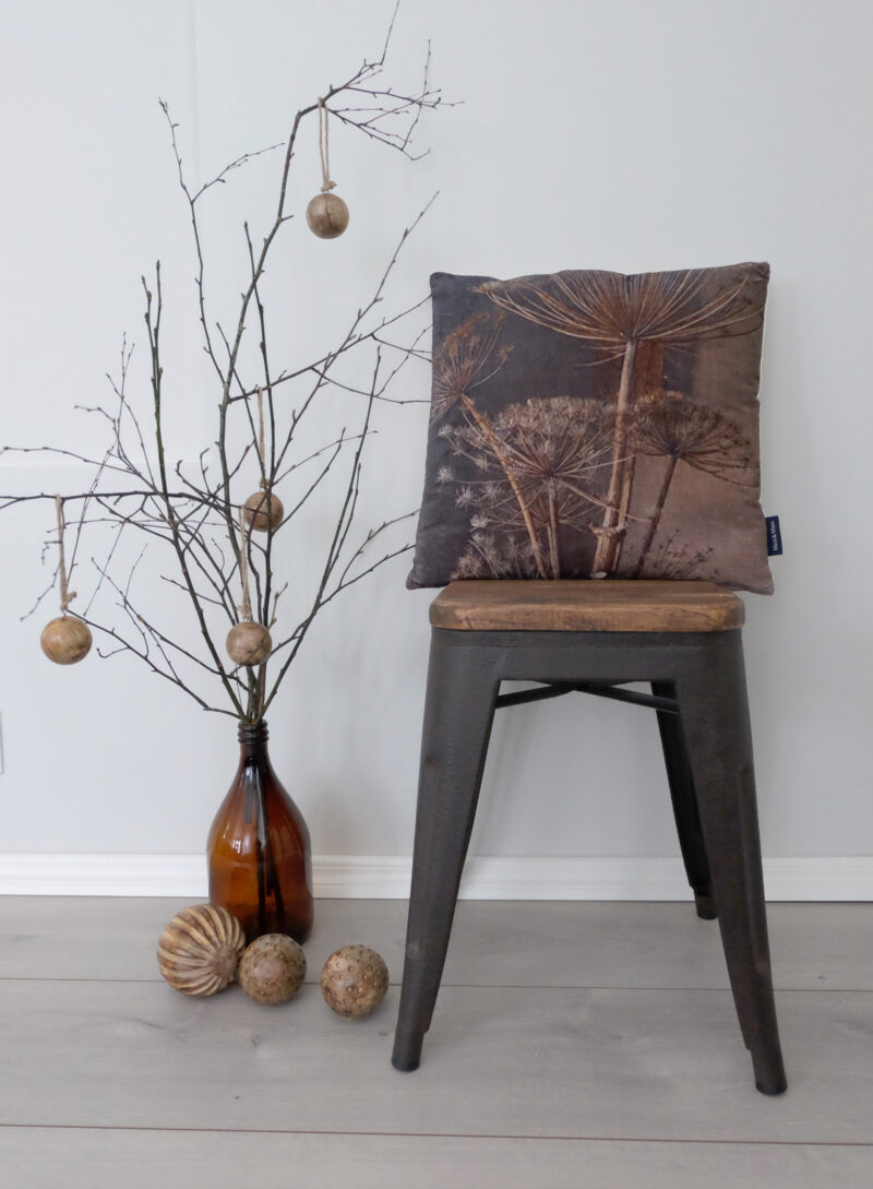 Sisustustyyny ruskea samettia kasviaiheinen printti