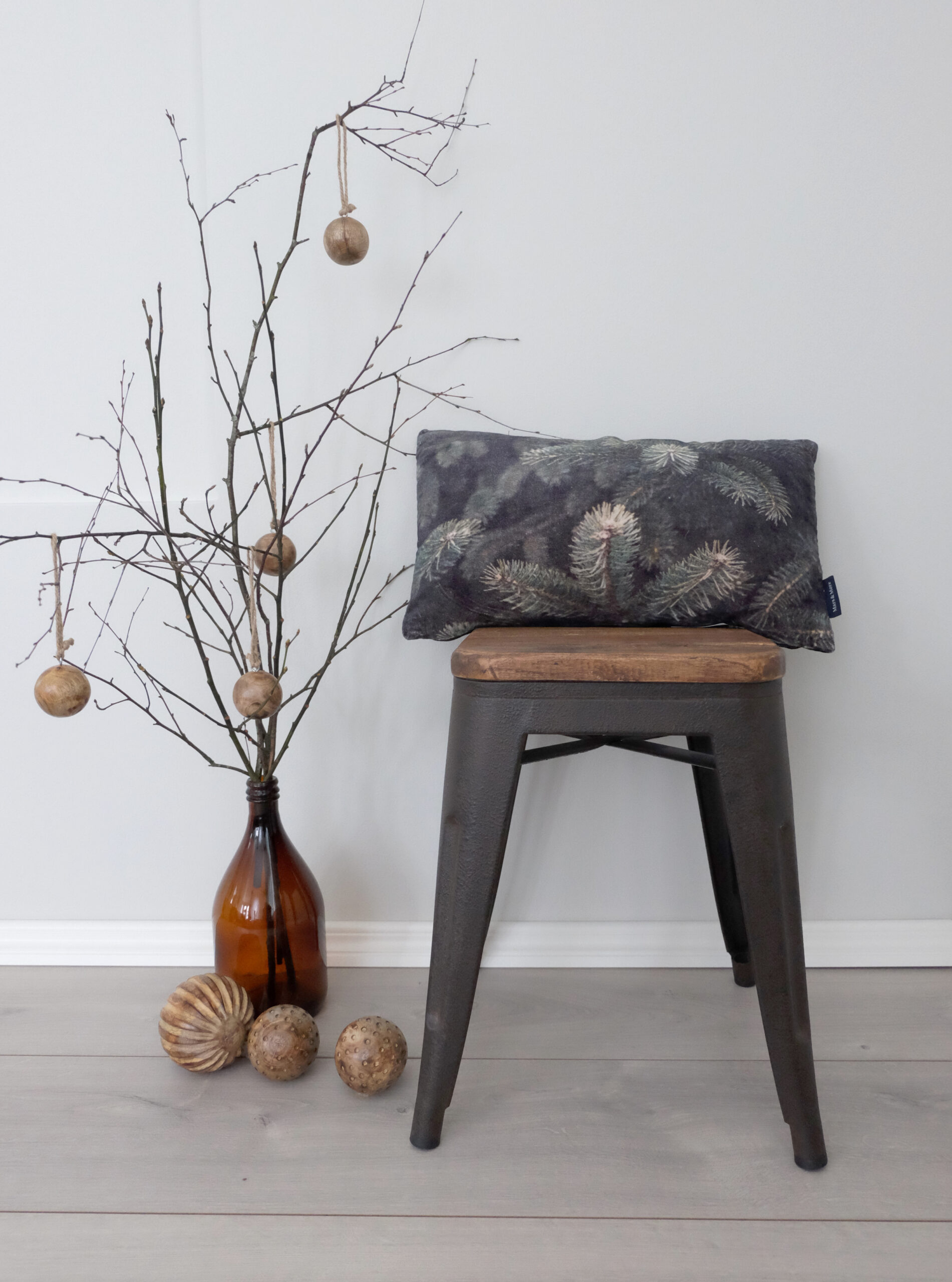 Sisustustyyny samettia havu-printti