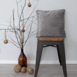 Sisustustyyny harmaa samettia brodeeraus