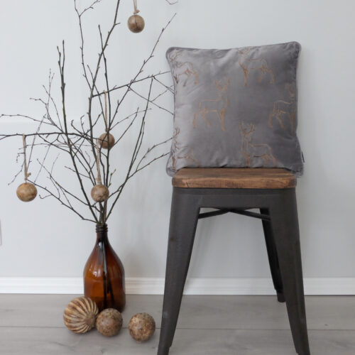 Sisustustyyny harmaa samettia brodeeraus