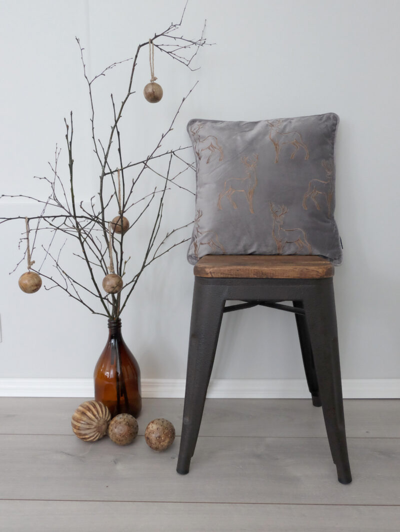 Sisustustyyny harmaa samettia brodeeraus