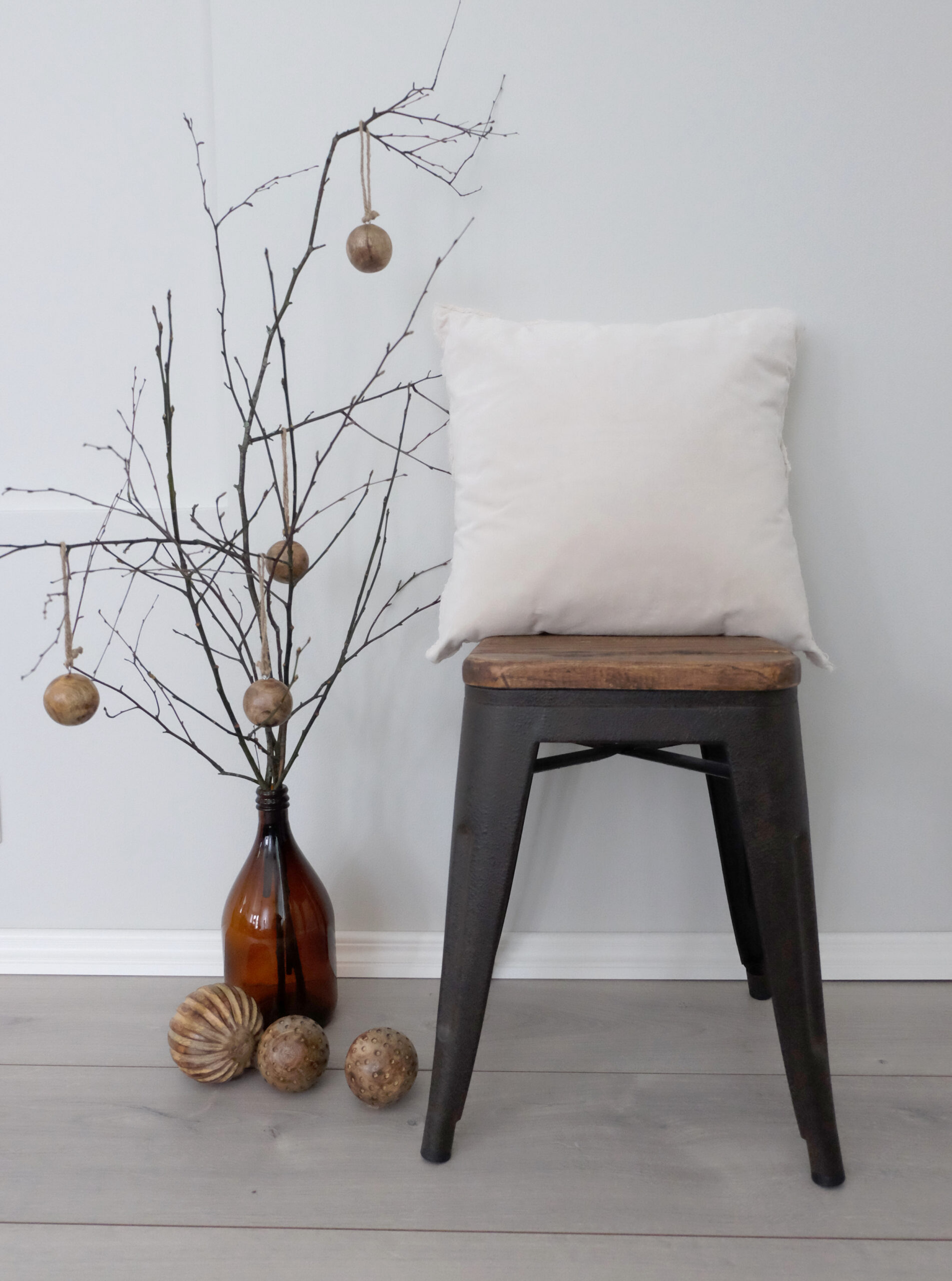 Luonnonvalkoinen sisustustyyny