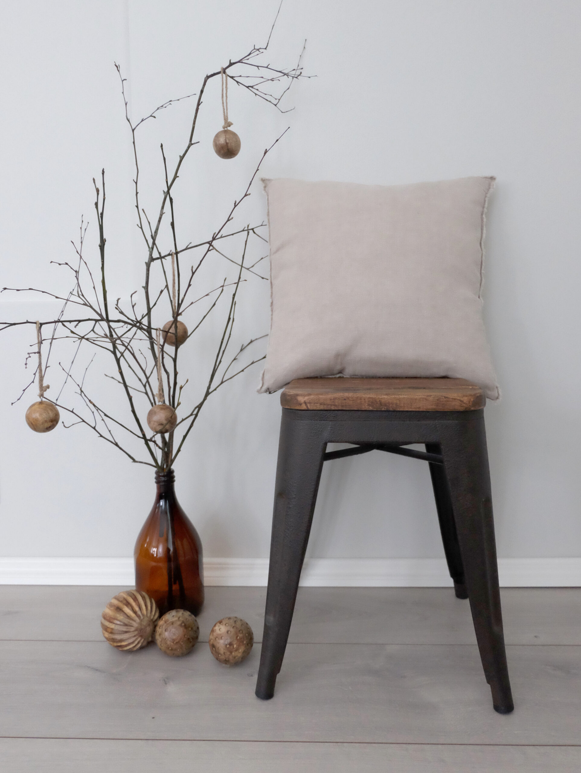 Beige sisustustyyny pellavaa