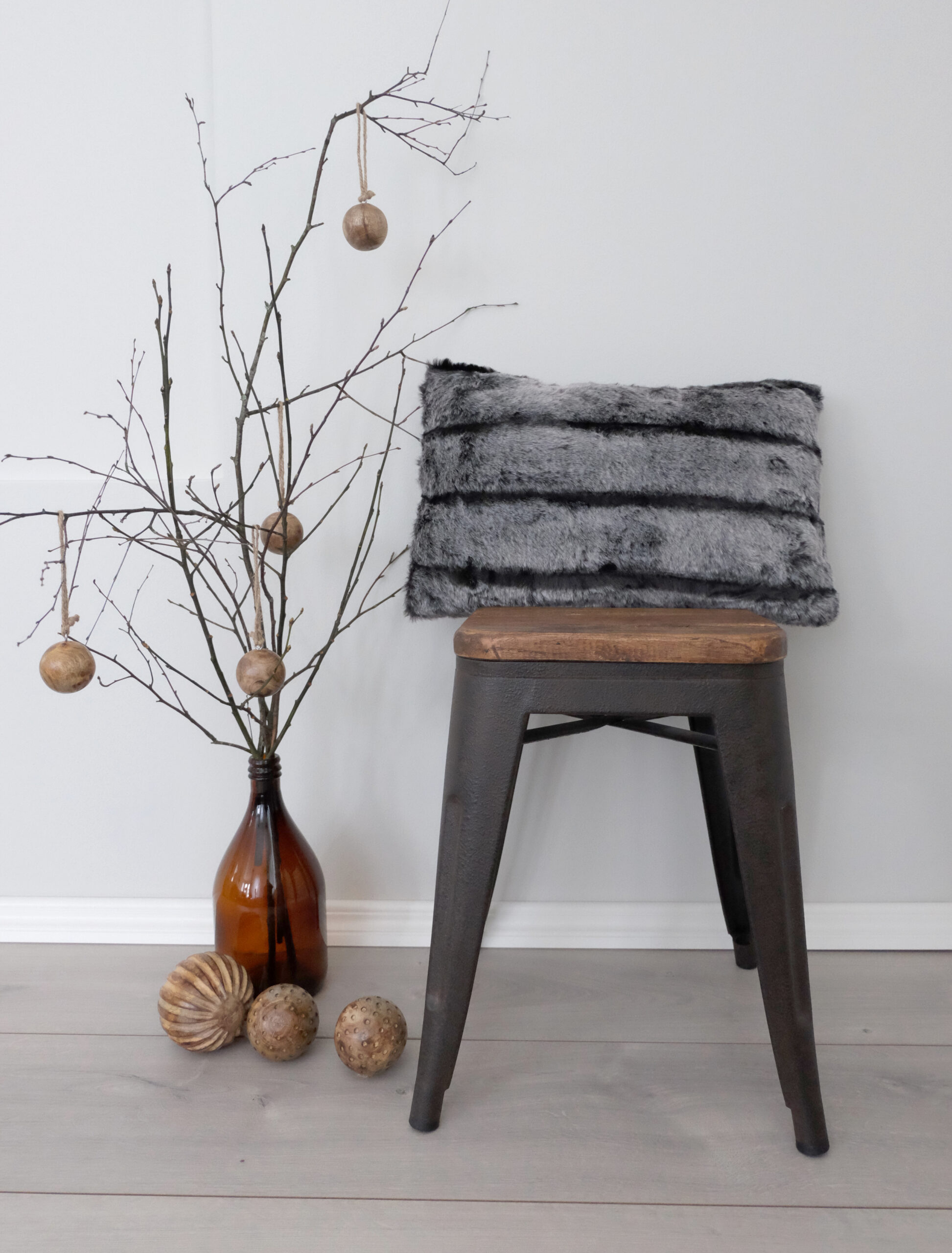 Sisustustyyny tekoturkis harmaa