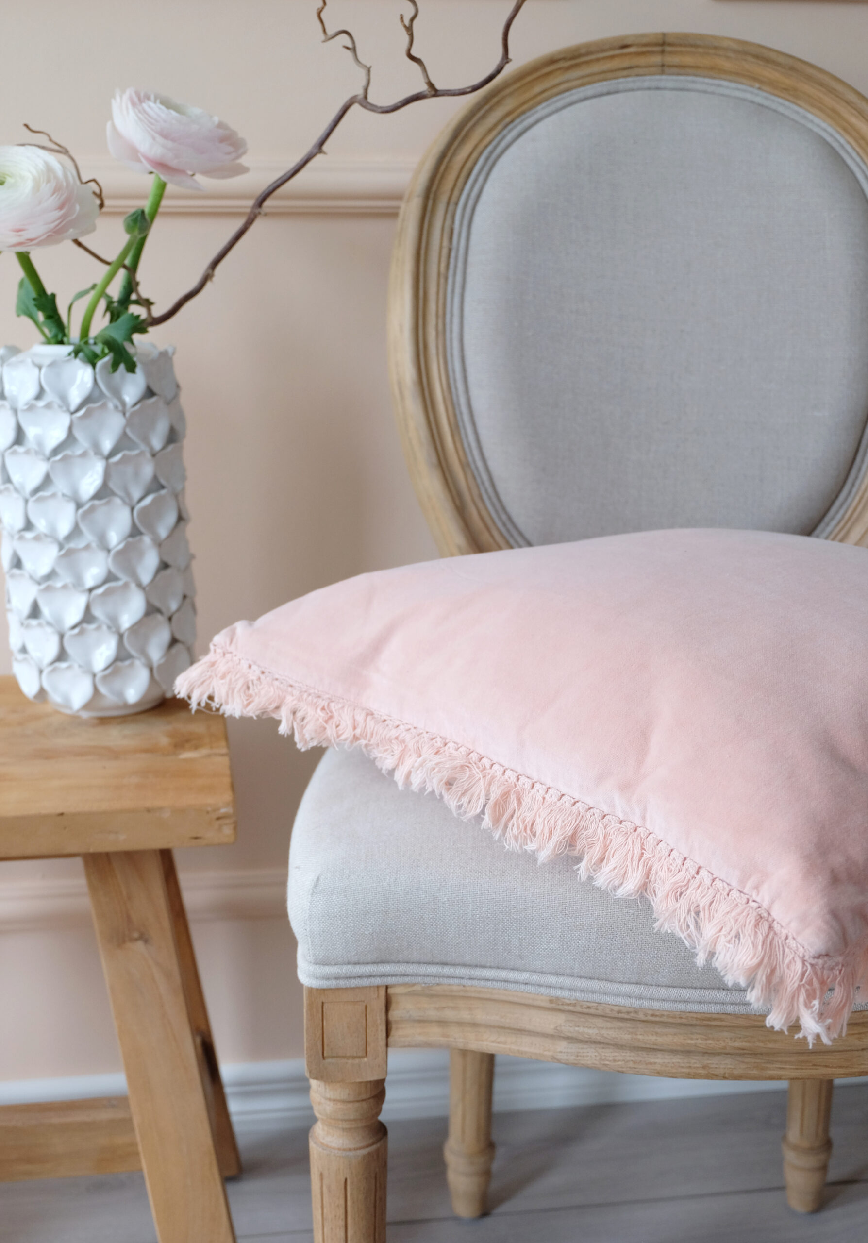 Sisustustyyny pinkki sametti