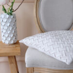 Luonnonvalkoinen sisustustyyny nauhapunos