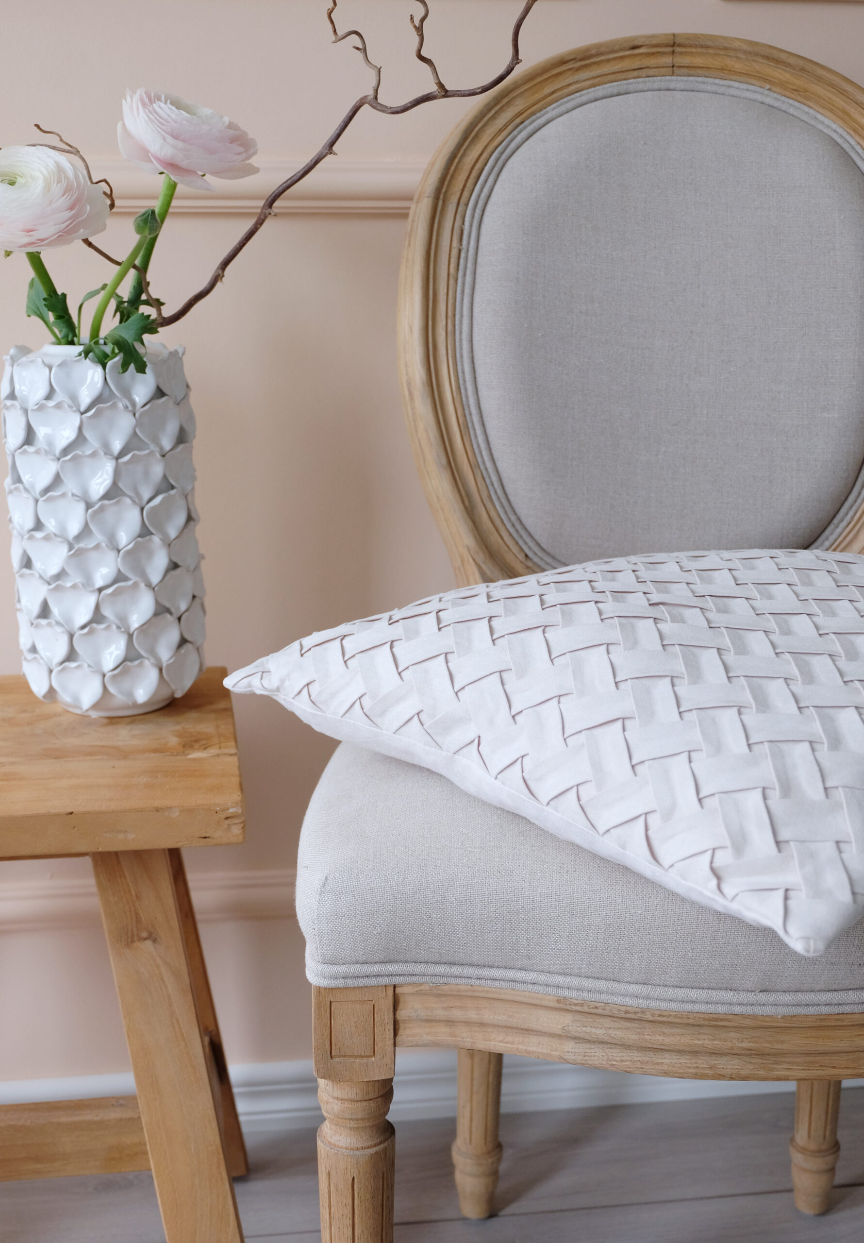 Luonnonvalkoinen sisustustyyny nauhapunos