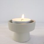 Kynttilänjalka hiekanvärinen mattapintainen metalli