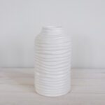 Aaltopintainen maljakko valkoinen keraaminen