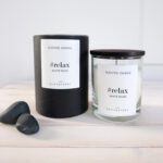 Tuoksukynttilä valkoinen musta puinen kansi Relax The Olphactory