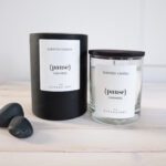 Tuoksukynttilä valkoinen musta puinen kansi Pause The Olphactory