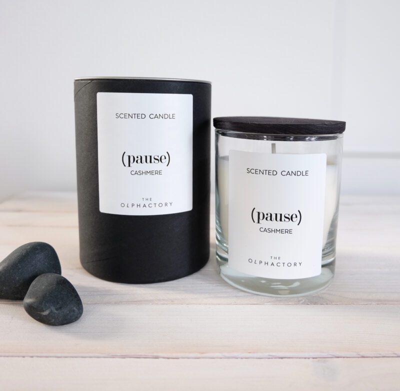 Tuoksukynttilä valkoinen musta puinen kansi Pause The Olphactory