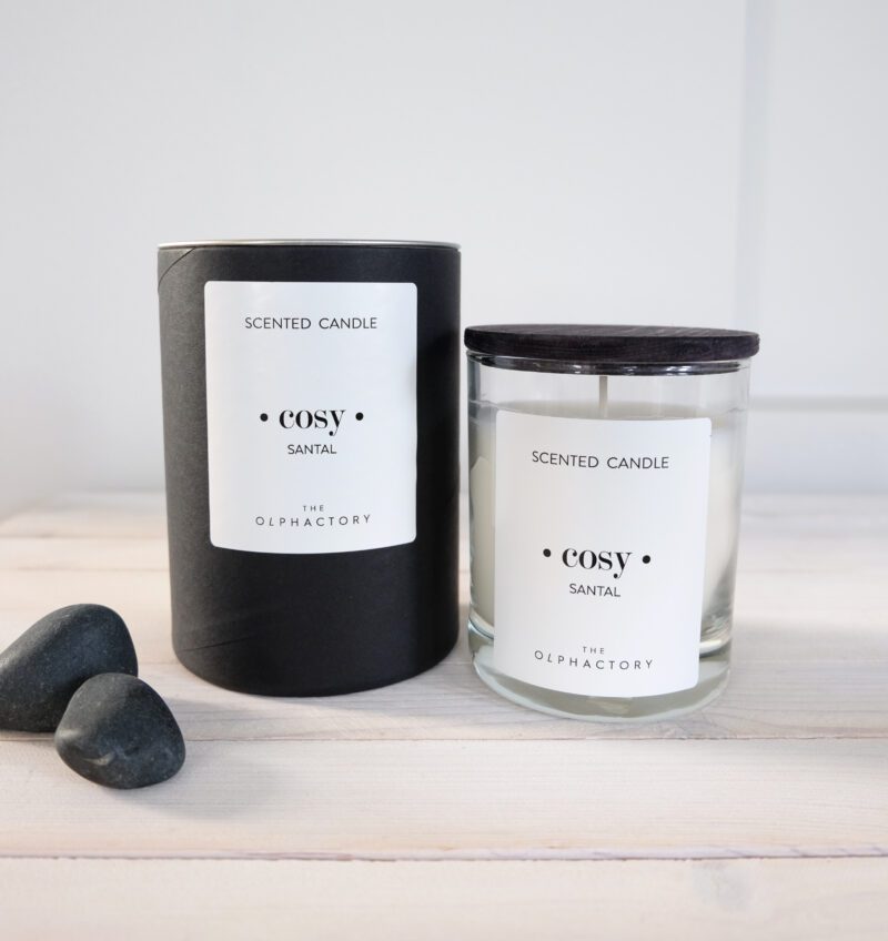 Tuoksukynttilä valkoinen musta puinen kansi Cosy The Olphactory