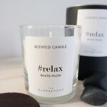 Tuoksukynttilä valkoinen lasipurkki musta puinen kansi