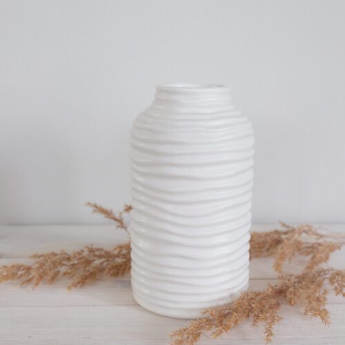 Aaltopintainen maljakko valkoinen keraaminen