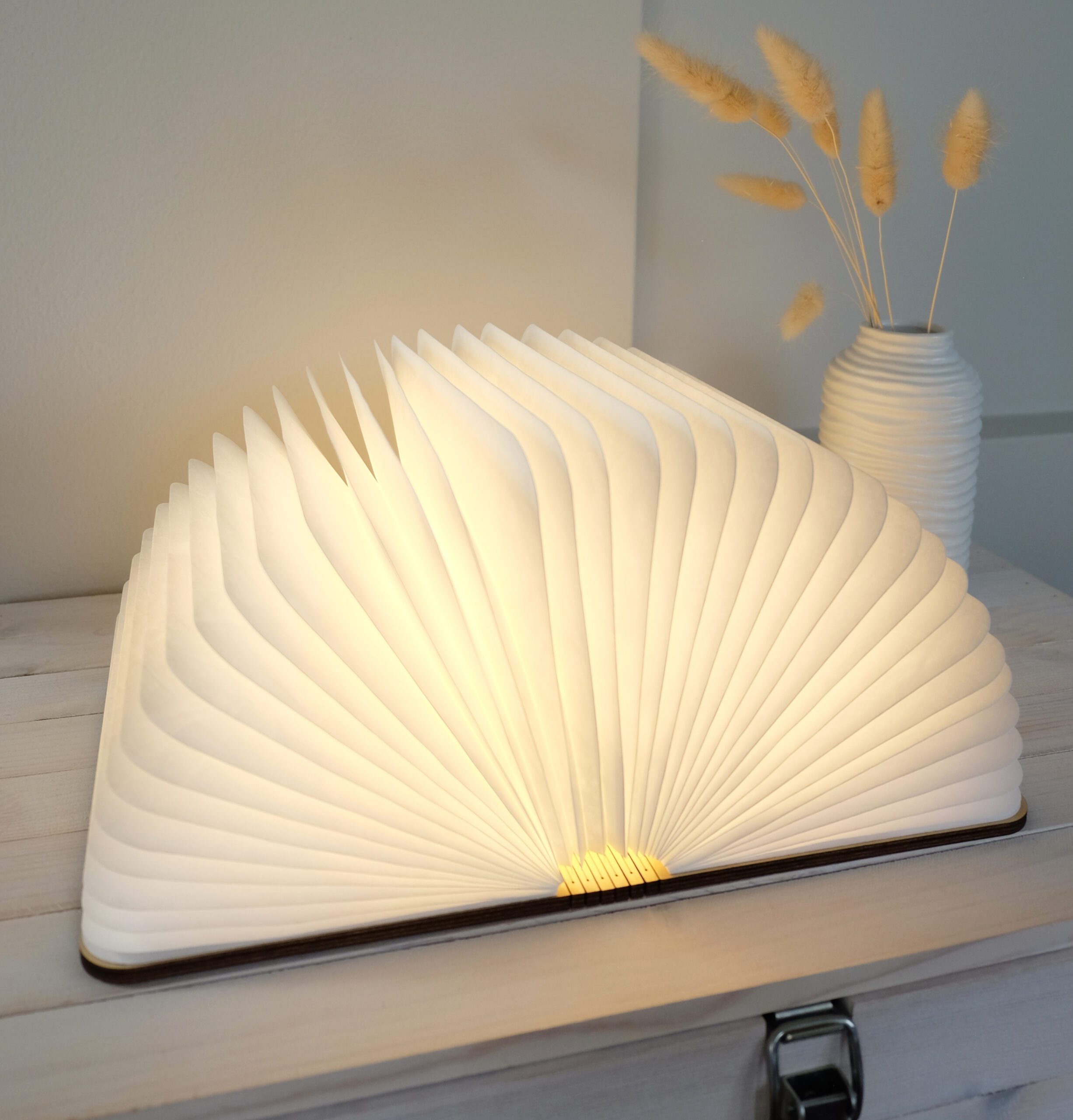 Kirjanmuotoinen pöytävalaisin