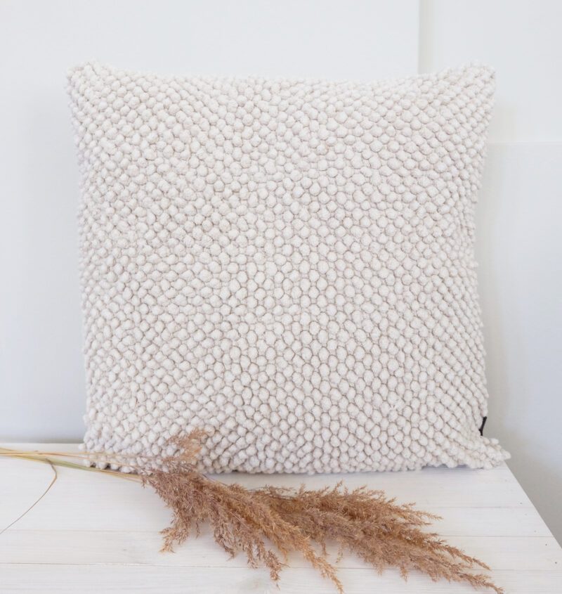 Luonnonvalkoinen sisustustyyny