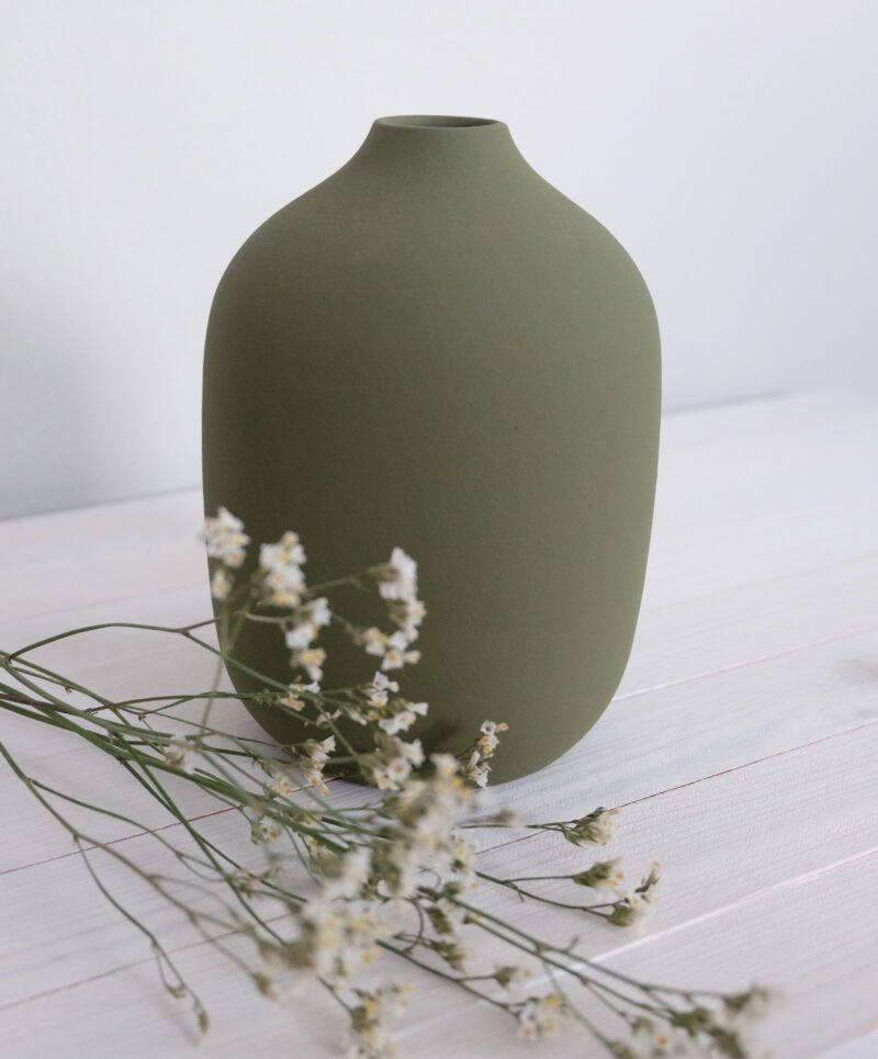 Oliivinvihreä keraaminen maljakko