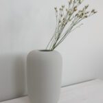 Harmaa keraaminen maljakko