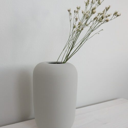 Harmaa keraaminen maljakko