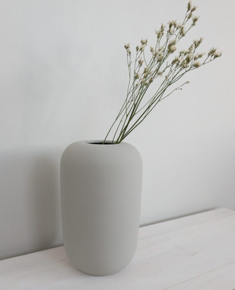 Harmaa keraaminen maljakko