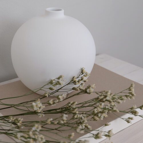 Pyöreä valkoinen pallomaljakko